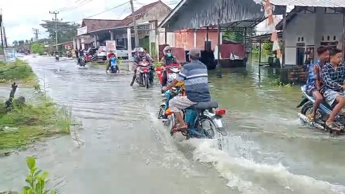 Banjir-Rendam-Jalan-Poros-Desa-Purwodadi-OKU-Timur-Aktivitas-Warga-Terganggu.jpg