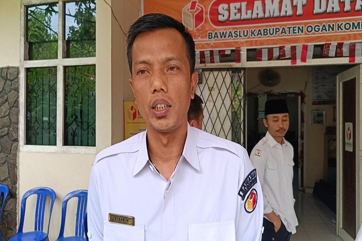 Banyak-Baleho-Calon-Kepala-Daerah-di-Pohon-Bawaslu-OKI-Akui-Belum-Bisa-Ambil-Tindakan.jpg