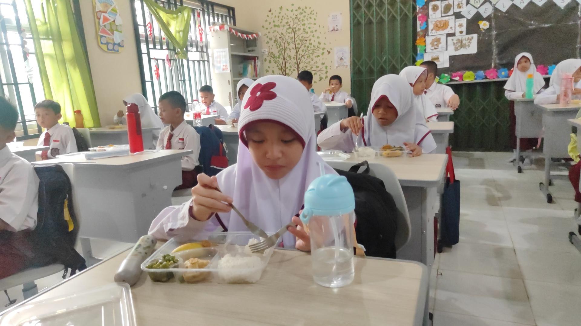 Baru-5-Sekolah-di-Palembang-yang-Jalankan-Makan-Siang-Gratis-Sudah-Dirasakan-2968-Siswa.jpg