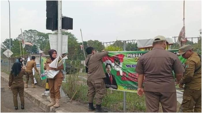 Bawaslu OKI Tertibkan APK di Simpang Exit Tol Celikah, Banner dan Spanduk Caleg 2024 Diturunkan