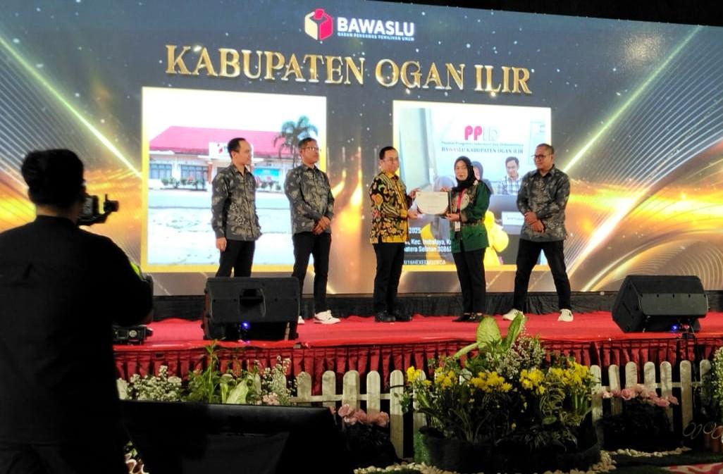 Bawaslu Ogan Ilir Raih Penghargaan Keterbukaan Informasi Publik Bawaslu Kabupaten/Kota Tahun 2025