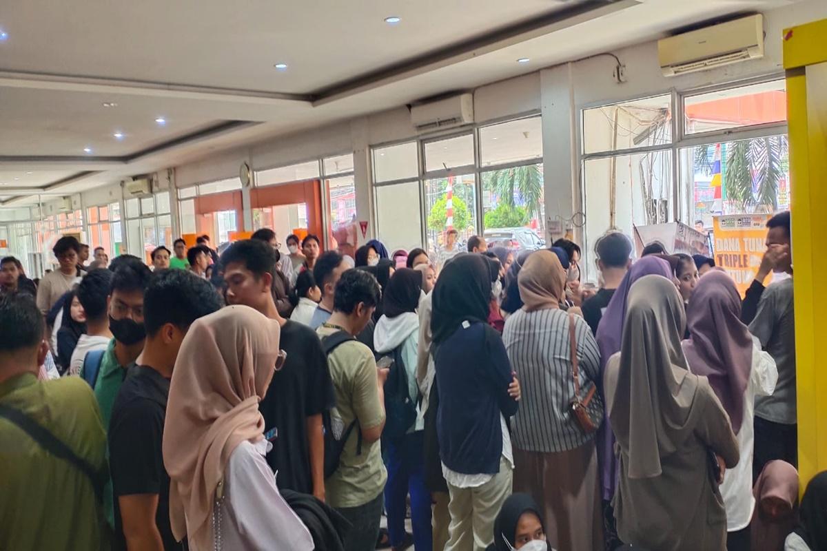 Berburu-E-Materai-Ratusan-Pelamar-CPNS-2024-Padati-Kantor-Pos-Merdeka-Palembang.jpg