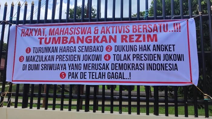 Berisi-5-Tuntutan-Spanduk-Penolakan-Kedatangan-Jokowi-di-Palembang-Terpasang-di-Pagar-DPRD-Sumsel.jpg