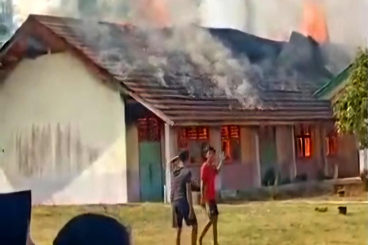 Diduga Gara-Gara Bakar Sampah, Tiga Ruang Kelas SMPN 2 Bunga Mayang OKU Timur Ludes Terbakar - Tribunsumsel.com