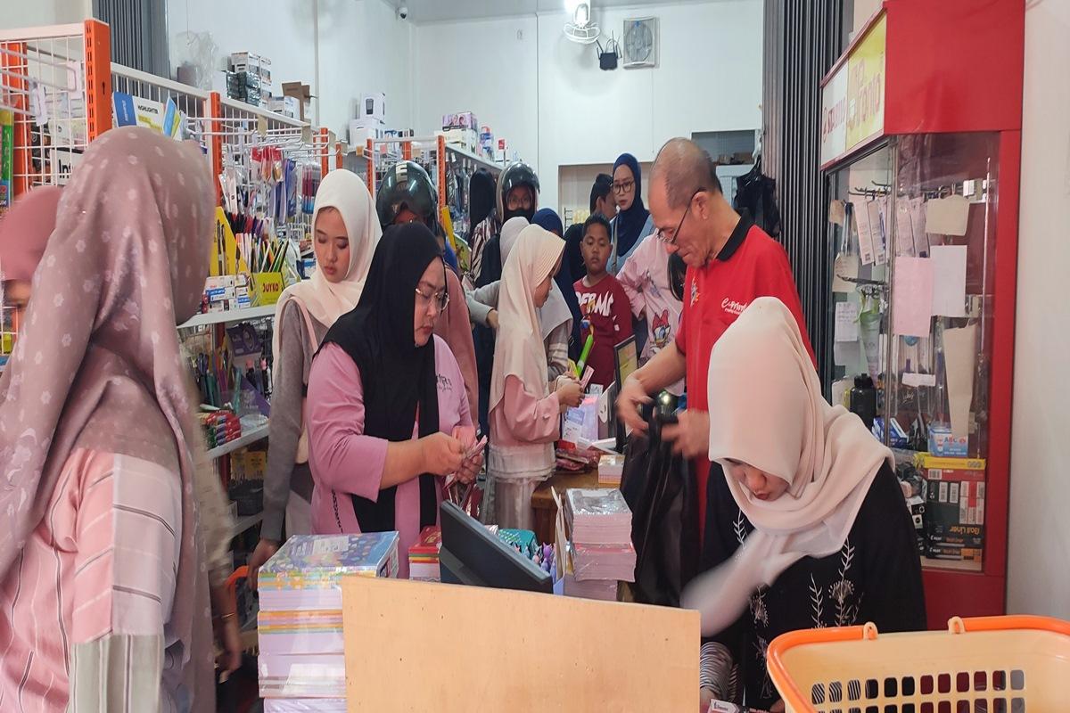 H-1 Hari Pertama Sekolah, Toko Atribut dan Seragam Sekolah di Pagar Alam Ramai Pengunjung - Tribunsumsel.com