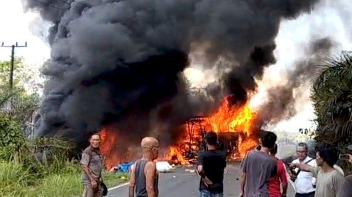 Breaking-News-Bus-ALS-Kecelakaan-Hingga-Ludes-Terbakar-di-Simpang-Danau-Muratara-Warga-Panik.jpg