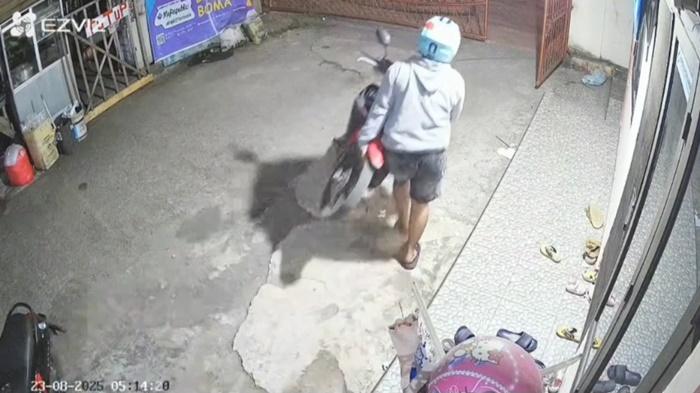 Buka Pagar Rumah Korban, Pencuri di Palembang Angkat Ban Motor Lalu Dibawa Kabur, Terekam CCTV