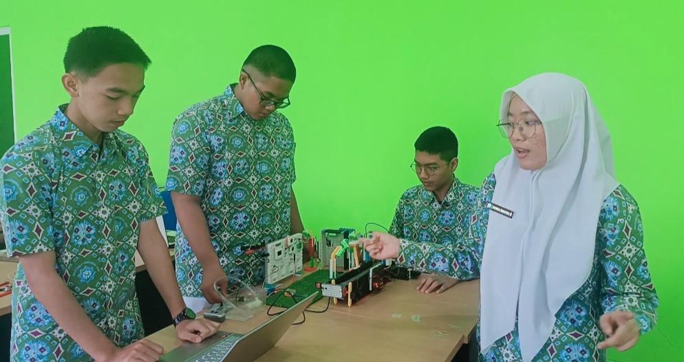 Bunga Shafira, Siswi MAN Insan Cendikia OKI, Akan Lomba Robotic di National University of Singapore