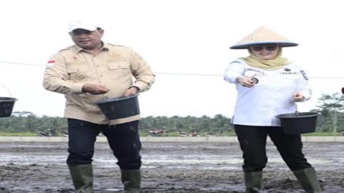 Bupati-Askolani-dan-Wabup-Netta-Tabur-Benih-Padi-Karang-Agung-Ilir-Jadi-Pilot-Project-Padi-IP-300.jpg