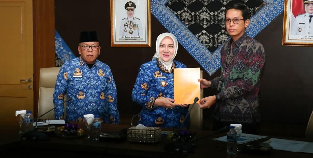 Bupati-Mura-Hj-Ratna-Machmud-ketika-menghadiri-Exit-Meeting-BPK.jpg