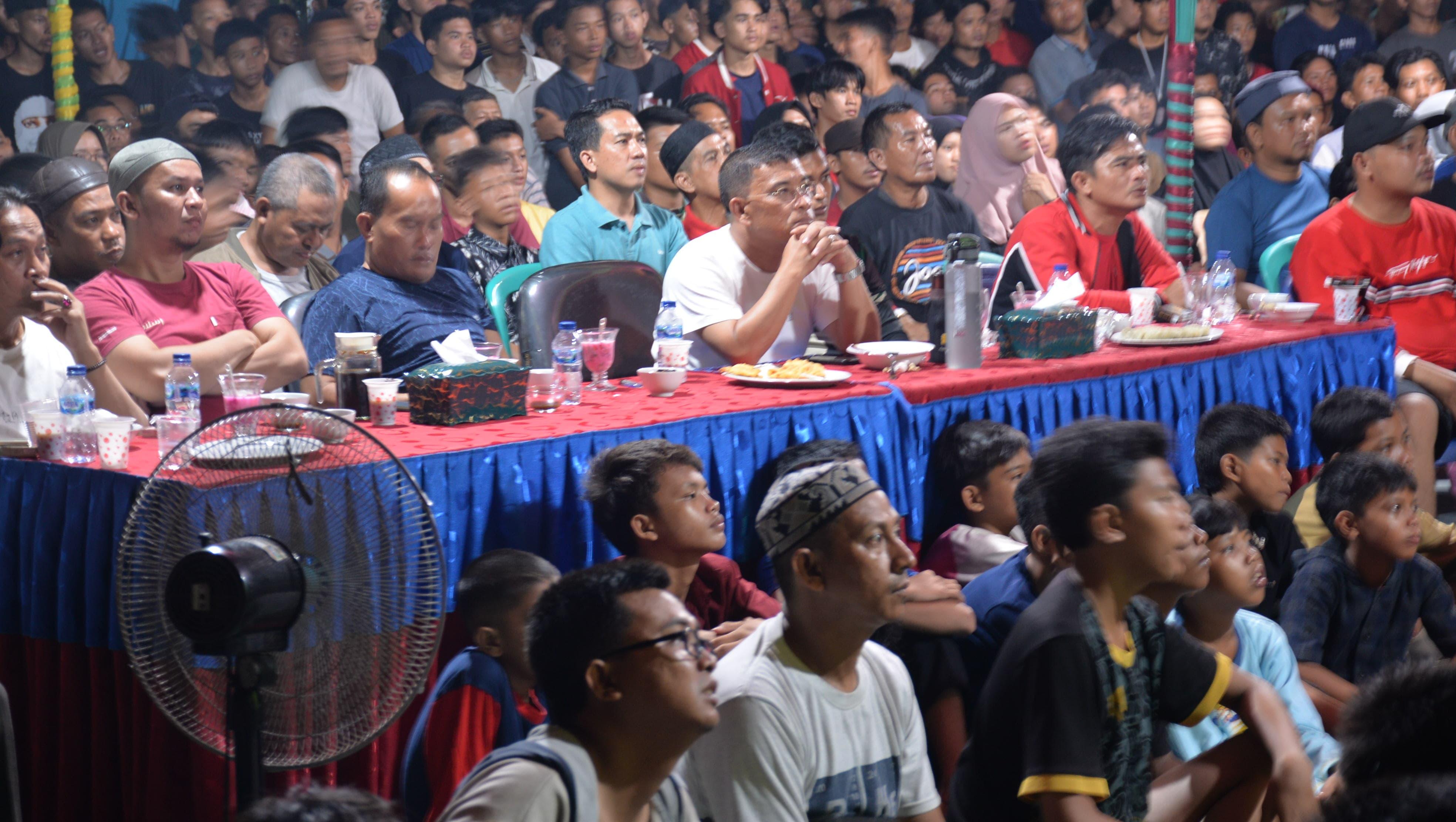 Bupati-Muratara-berbaur-dengan-ribuan-rakyat-saat-nobar.jpg