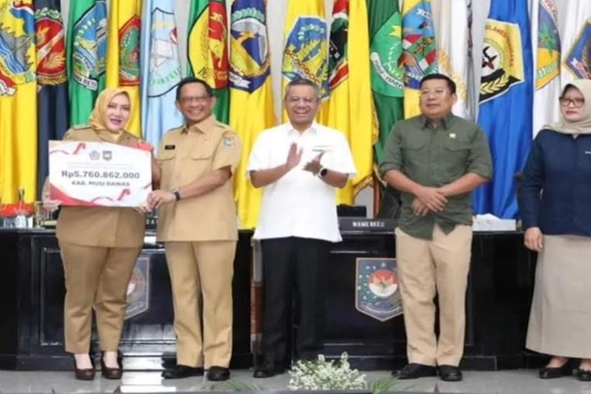 Bupati-Musi-Rawas-Hj-Ratna-Machmud-ketika-menerima-insentif-fiskal-dari-Kemendagri.jpg