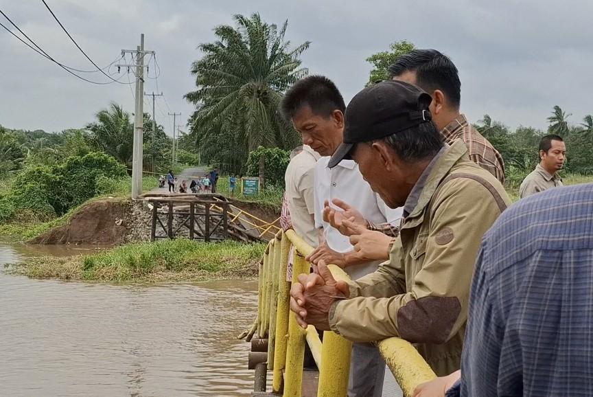 Cegah-Aksi-Pencurian-Besi-Waga-Jaga-Jembatan-yang-Putus-di-Kandis-Ogan-Ilir-Selama-24-Jam.jpg