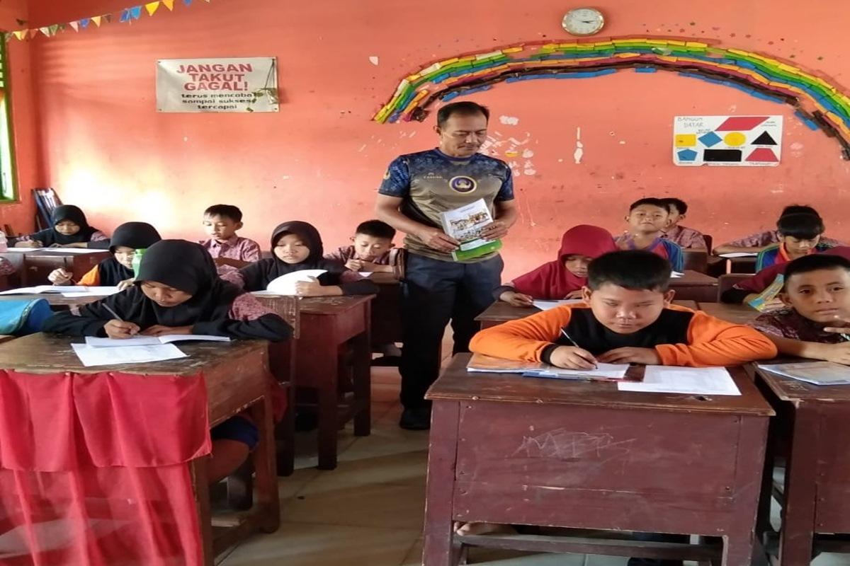 Dari Kapur Tulis Menuju Kecerdasan Buatan, Perjuangan Guru Senior Menghadapi Era Digital di Pelosok - Tribunsumsel.com