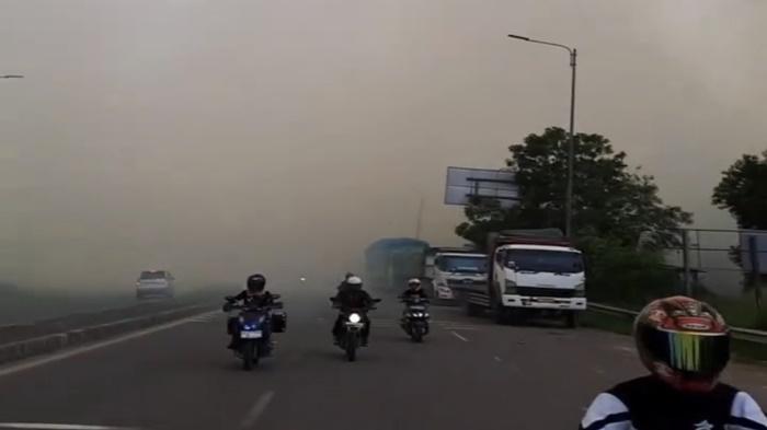 Dampak-Karhutla-Jalinsum-Palembang-Indralaya-Dilanda-Kabut-Asap-Pekat-Hingga-Ganggu-Jarak-Pandang.jpg