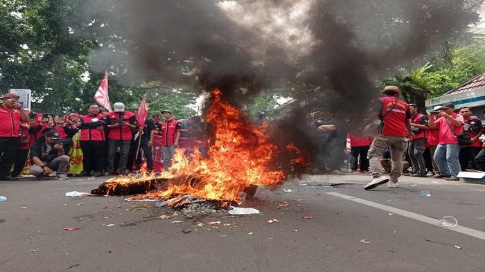 Demo-Buruh-di-Palembang-Memanas-Massa-Bakar-Spanduk-Gambar-Pj-Gubernur-Sumsel-Tuntut-UMSP-Direvisi.jpg
