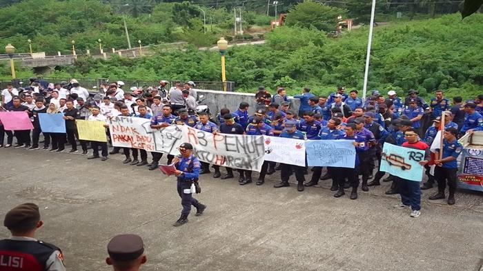 Demo-Ratusan-Honorer-R3-Kota-Lubuklinggau-Minta-Kesetaraan-Setara-PPPK-Paruh-Waktu.jpg