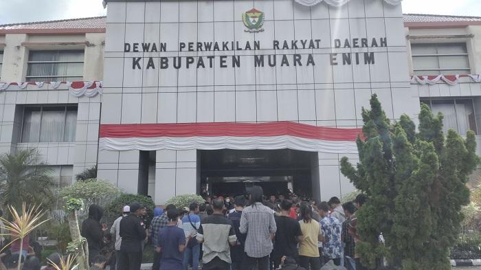 Demo-di-DPRD-Muara-Enim.jpg