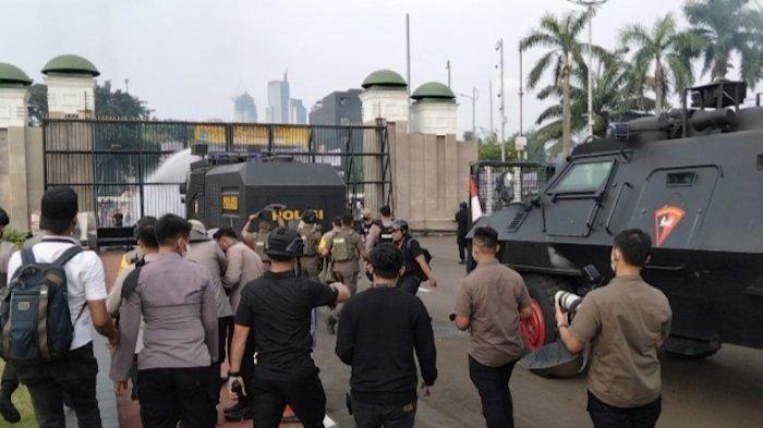 Demonstrasi-di-depan-gerbang-utama-gedung-DPR-RI-Senayan-Jakarta-pada-Senin-1142022.jpg