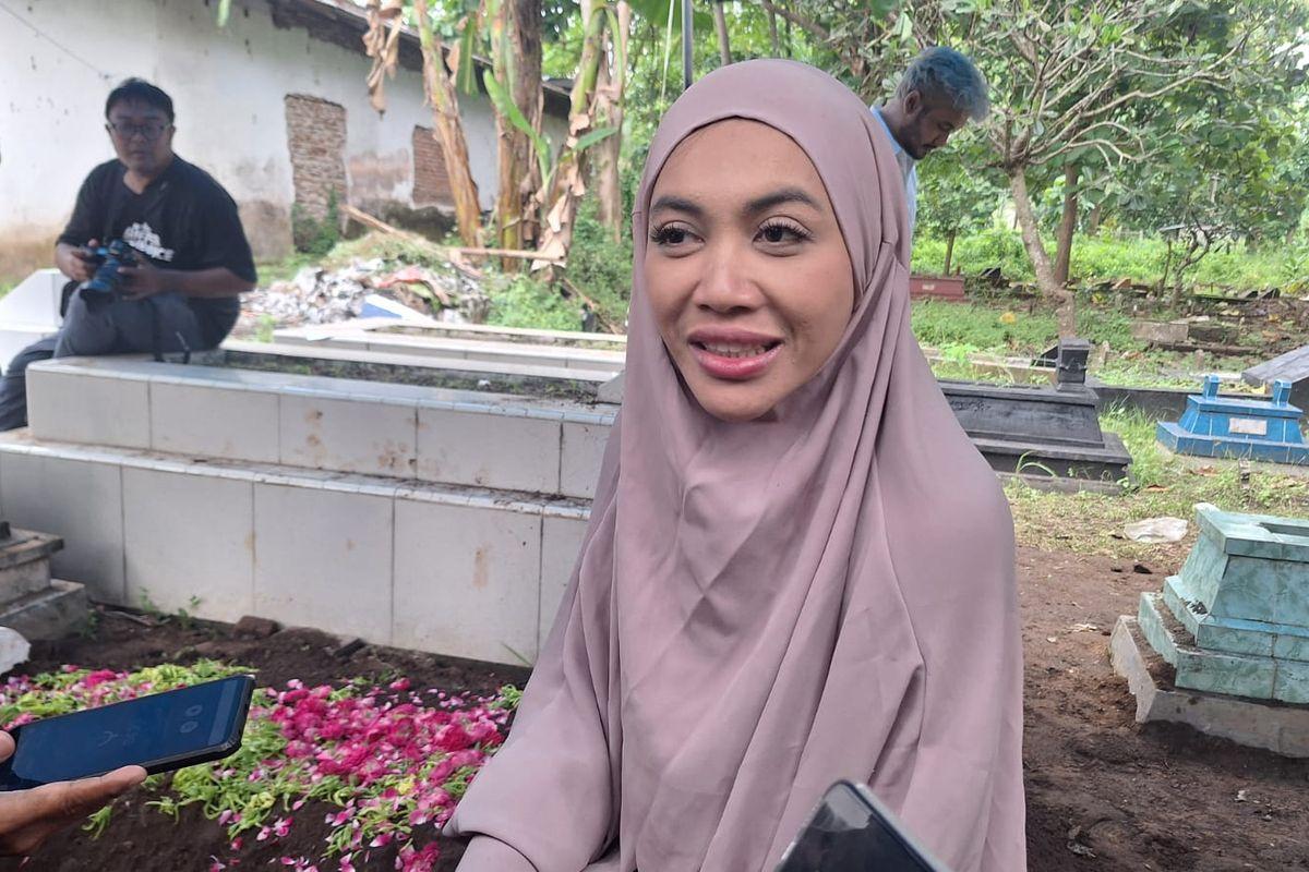 Denada-saat-di-samping-makan-Emilia-Contesa-usai-pemakaman.jpg
