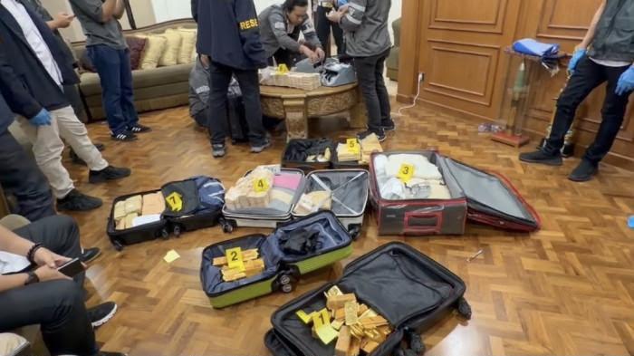 Detik-detik Ahli Kunci Bongkar Brankas 'Harta Karun' Rp476 M dan 74kg Emas di Rumah Mewah Sentul - Tribunsumsel.com