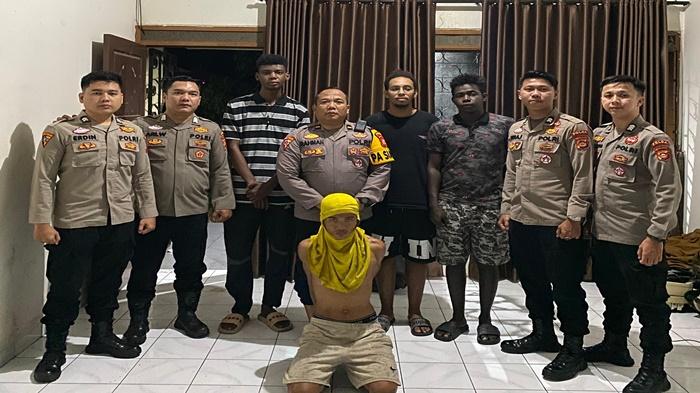Detik-detik-Mahasiswa-UNSRI-Asal-Sudan-Afrika-Tangkap-Sendiri-Pencuri-di-Kosnya-Pelaku-Tak-Berkutik.jpg