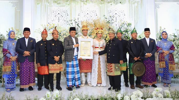Di-Hari-Pernikahannya-Putri-Gubernur-Sumsel-Ratu-Tenny-Leriva-Suami-Terima-Gelar-Adat-Komering.jpg