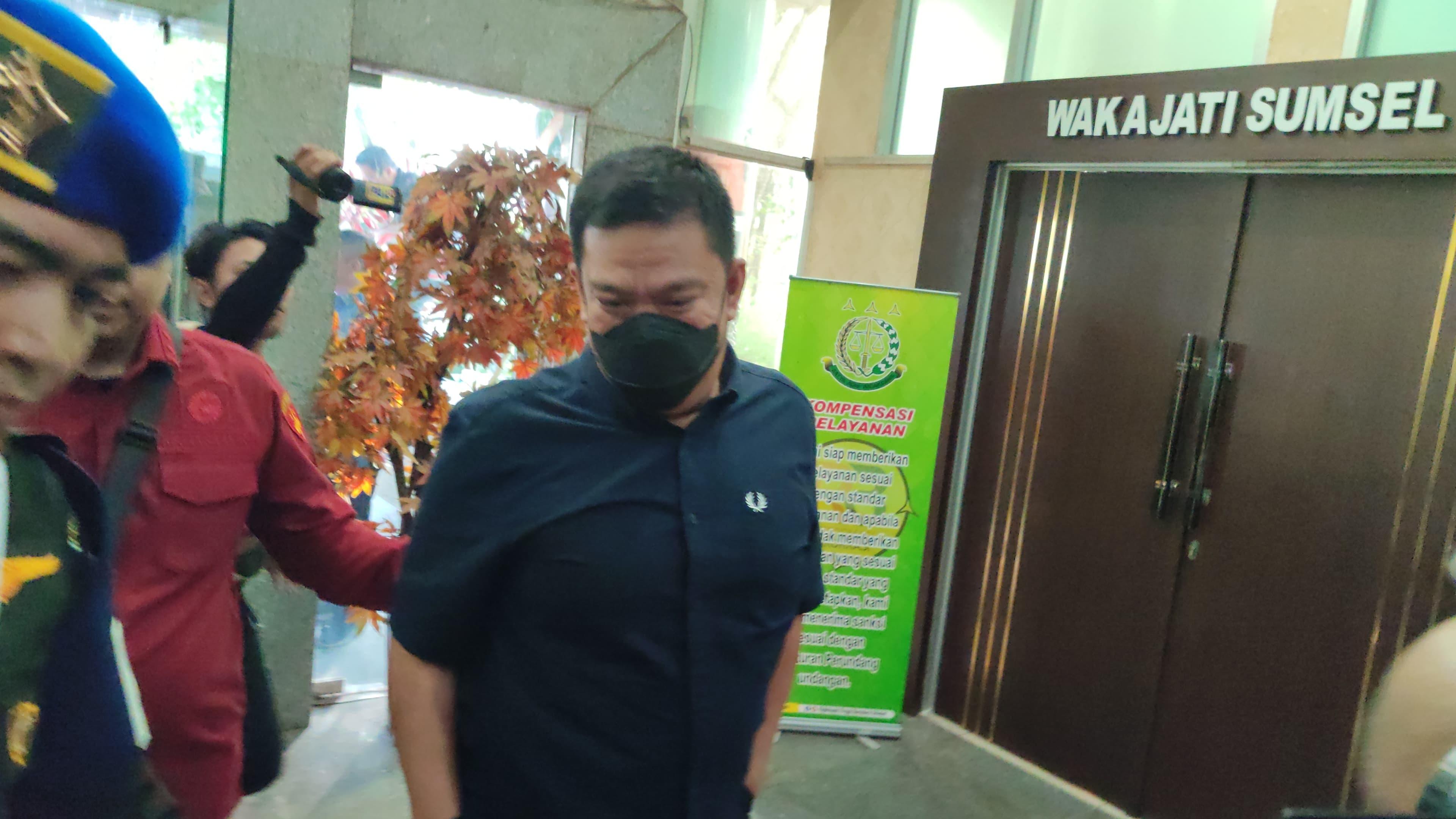 Diamankan-Wakil-Bupati-PALI-Iwan-Tuaji-Tiba-di-Gedung-Kejati-Sumsel-Tak-Mau-Bicara-Saat-Tiba.jpg