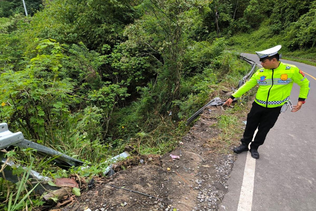 Ngantuk Saat Hujan, Truk Kecelakaan Masuk Jurang di Jalan Lahat-Pagar Alam, Sopir Dilarikan ke RS
