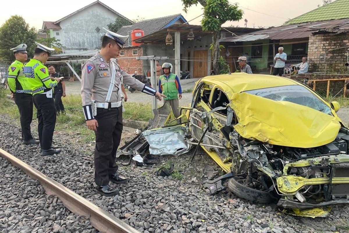 Diduga-Sopir-Lalai-Mobil-Daihatsu-Ayla-Asal-Palembang-Remuk-Ditabrak-Kereta-Api-di-Muara-Enim.jpg