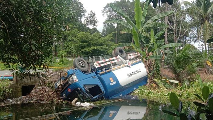 Diduga-Sopir-Mengantuk-Truk-Tangki-Bermuatan-Solar-Terguling-di-Jalan-Desa-Sukaraja-PALI.jpg