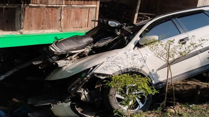 Diduga-Sopir-Ngantuk-Toyota-Rush-Tabrak-2-Motor-di-Ogan-llir-Satu-Pengendara-Luka-Serius.jpg
