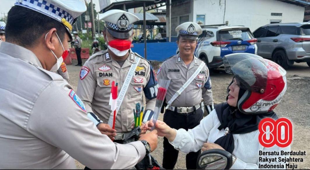 Dikira-Ada-Razia-Polisi-di-Banyuasin-Bagikan-Bunga-Hingga-Helm-ke-Pengendara-yang-Tertib.jpg