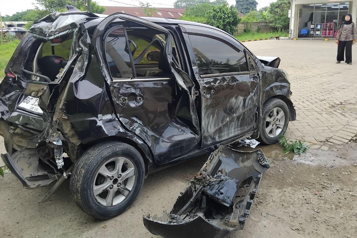 Ditabrak-Truk-yang-Kejar-Kejaran-Daihatsu-Sirion-Ringsek-Mobil-Sampai-Berputar-Hantam-Pohon.jpg