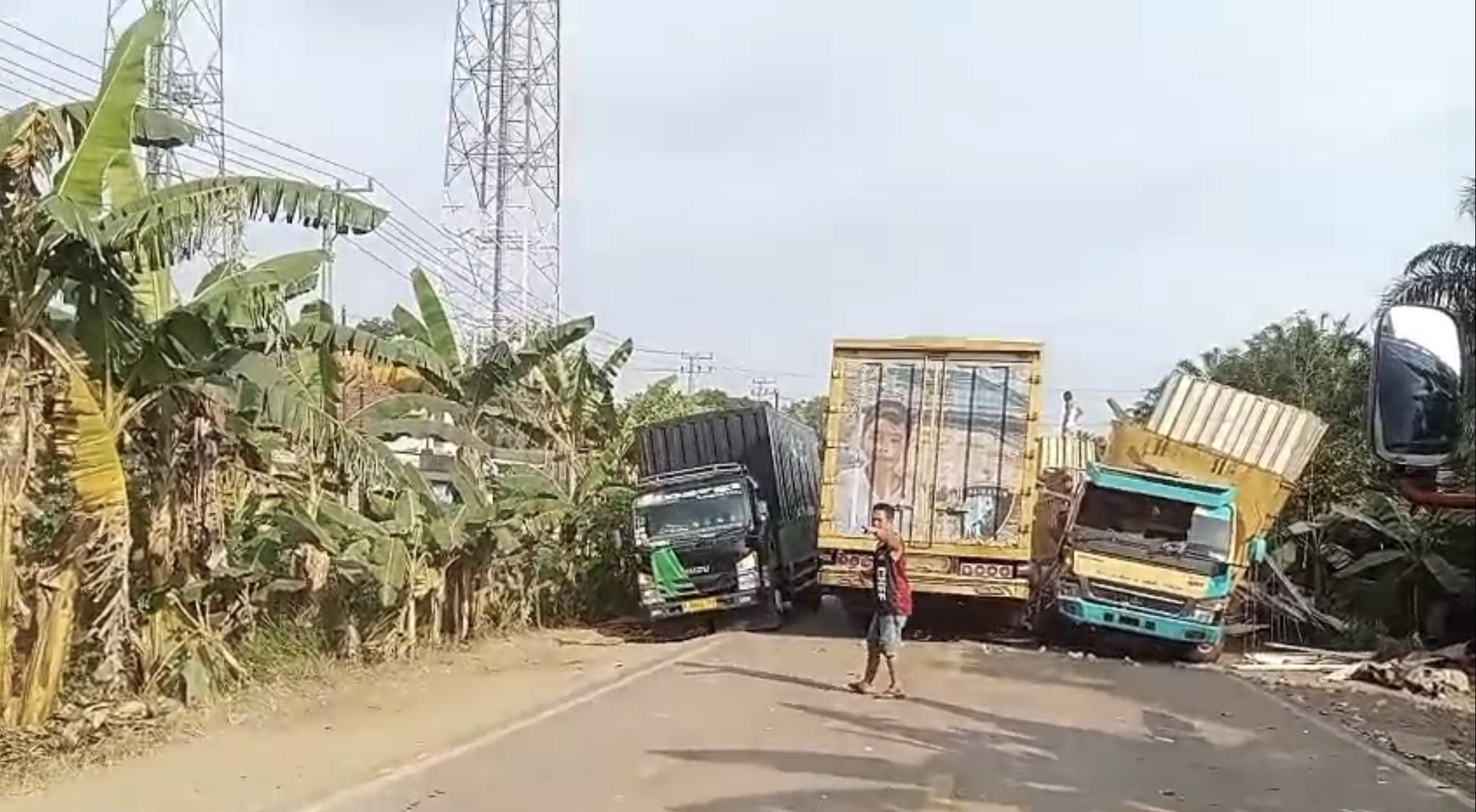 Dua-truk-besar-terjadi-kecelakaan-di-Jalintim-PalembangJambi.jpg