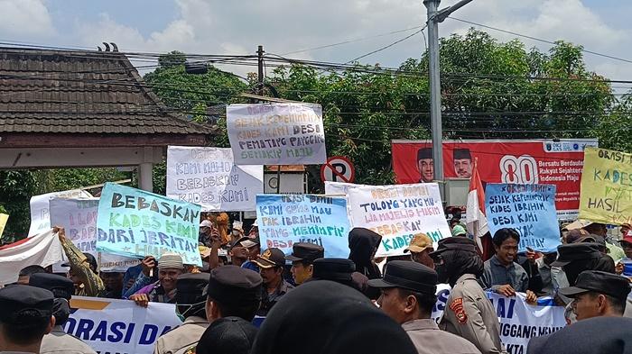Dukung-Kades-Terjerat-Kasus-Dugaan-Ijazah-Palsu-Ratusan-Warga-OKI-Demo-di-PN-Kayuagung.jpg