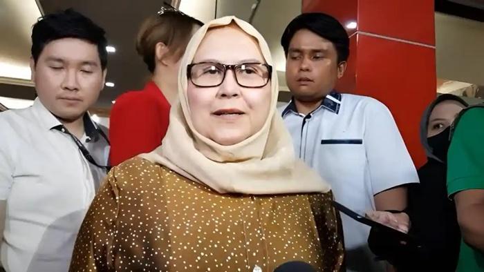 Elza-Syarief-jadi-sorotan-setelah-dirinya-resmi-menyatakan-mundur-sebagai-kuasa-huku.jpg