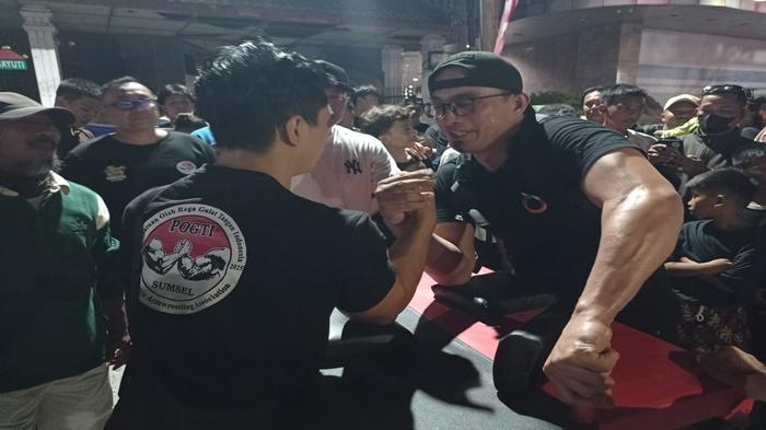 Menang Adu Panco, Legenda Sriwijaya FC Ferry Rotinsulu Ikut Meriahkan Car Free Night Palembang