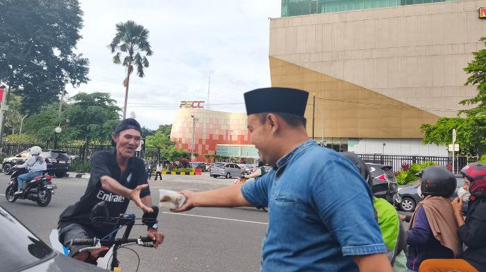 Forum-Jurnalis-Indahnya-Berbagi-di-Palembang-Bagi-bagi-Takjil-di-Jalan-POM-IX.jpg