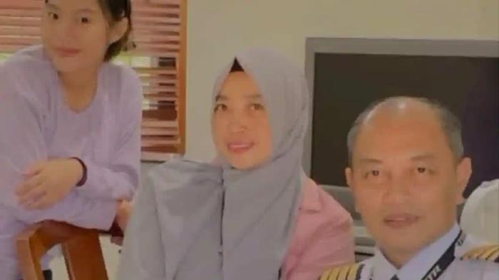 Foto-terakhir-Capt-Andy-Dahananto-kanan-bersama-istri-tengah.jpg