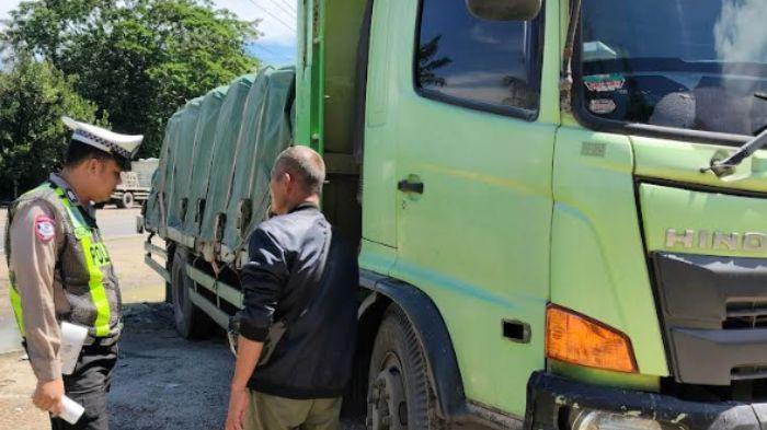 Gagal-Nyalip-Pengendara-Motor-Tewas-Tabrakan-dengan-Truk-Fuso-di-Muara-Enim.jpg