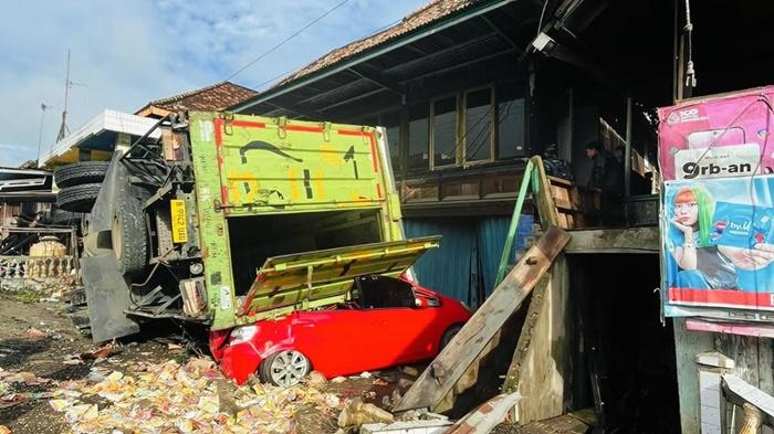Gagal Nyalip, Truk Muatan Mi Timpa Honda Jazz dan 2 Rumah di Jalintim Pedamaran OKI