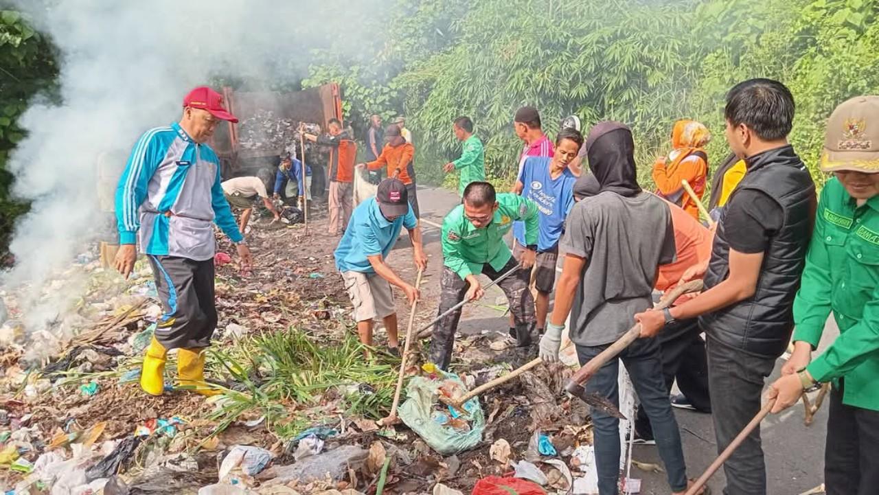 Ganggu Pengendara, Tumpukan Sampah di Tepi Jalan dan Pinggir Sungai di Kisau Muara Dua Dibersihkan