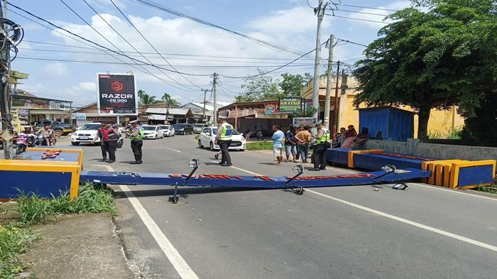 Gapura-Linggau-Juara-Ambruk-Ditabrak-Truk-Muatan-Krupuk-Baru-3-Minggu-Selesai-Dibangun.jpg