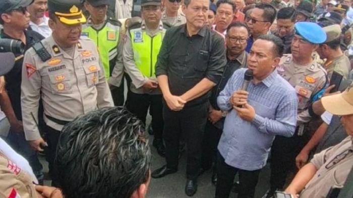 Gelar-Demo-di-DPRD-Prabumulih-Massa-FKPP-Diajak-Diskusi-di-Ruang-Rapat-Oleh-Pimpinan-Dewan.jpg