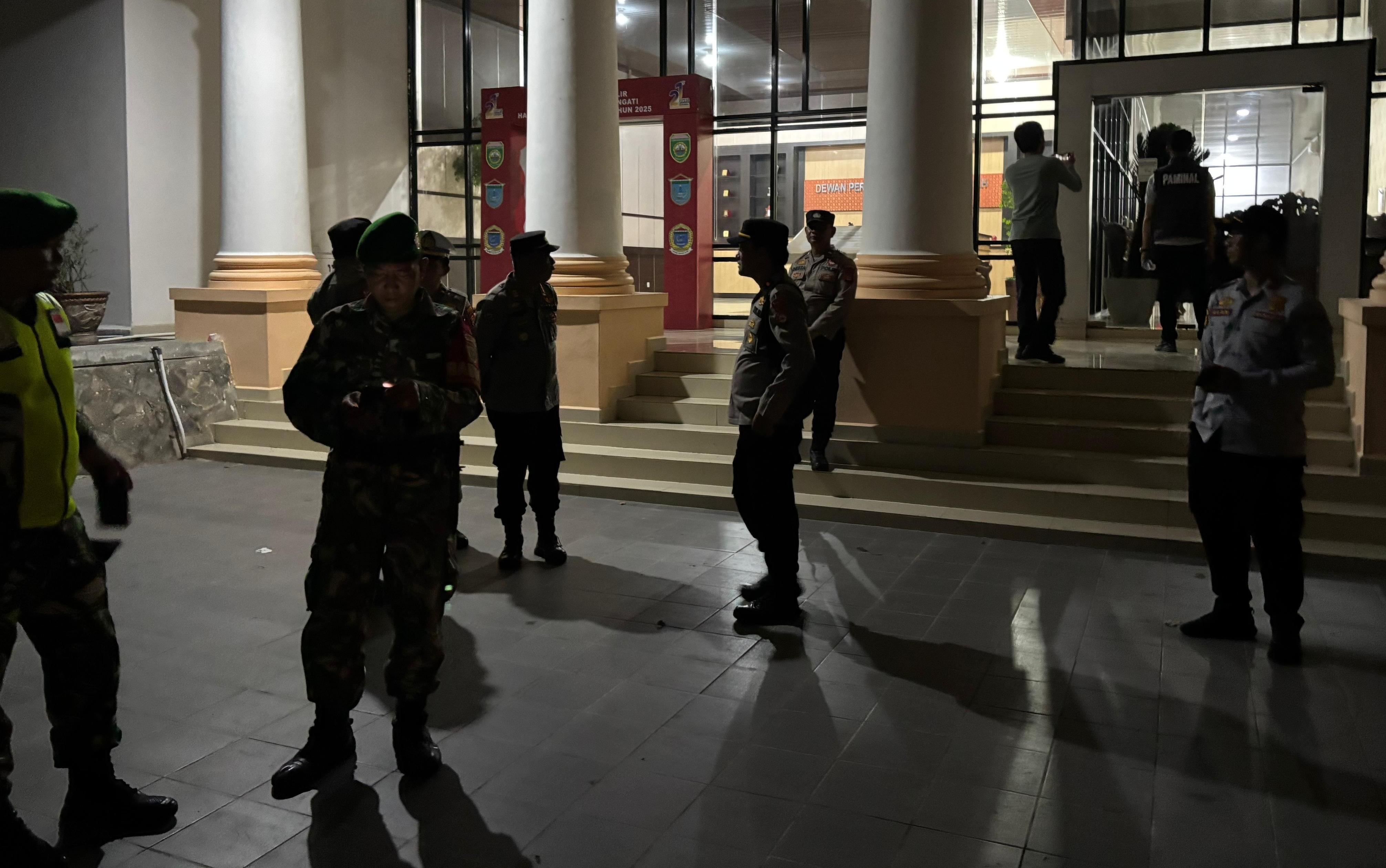 Gelombang Demo di Sejumlah Wilayah, Polisi dan TNI Jaga Kantor DPRD Ogan Ilir Malam Hingga Pagi