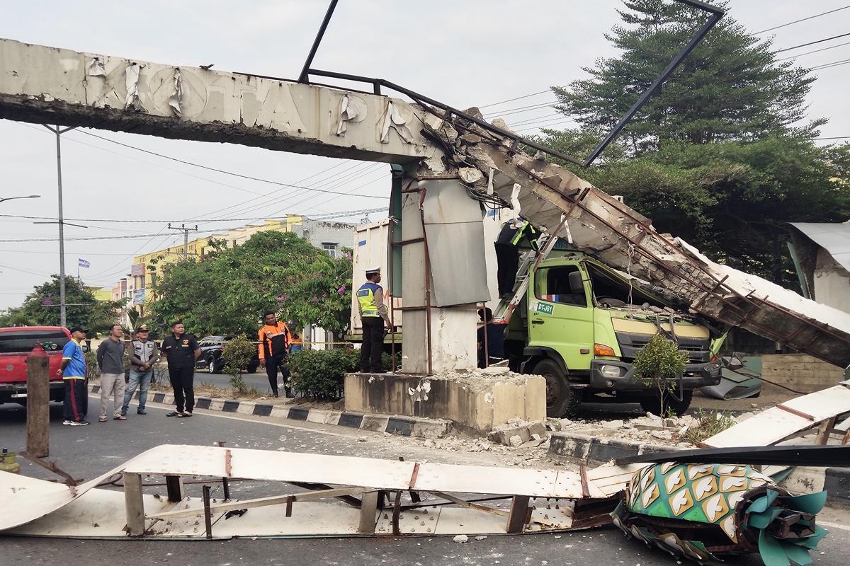 Gerbang-Selamat-Datang-Prabumulih-Roboh-Ditabrak-Truk-Bakal-Dibangun-Pertamina-ini-Kata-Pj-Walikota.jpg
