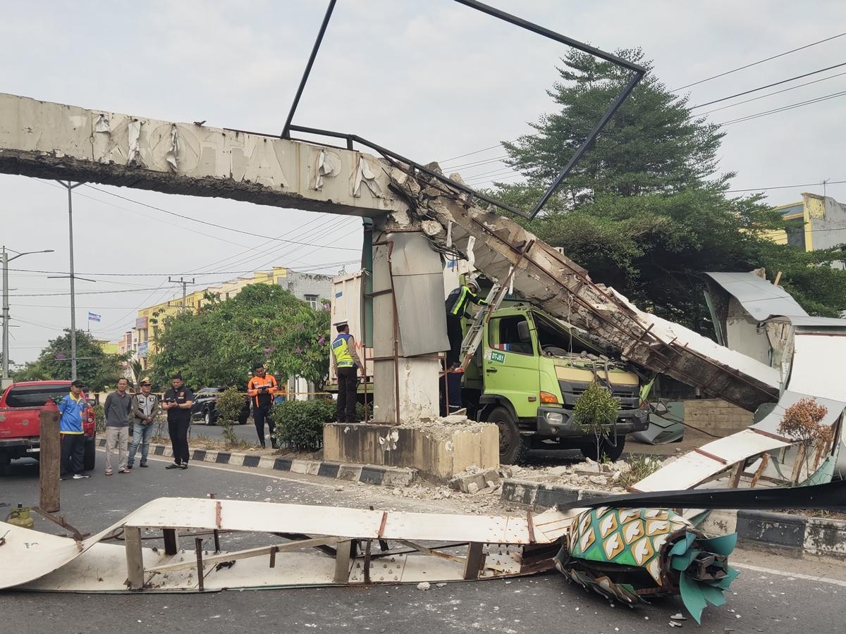 Gerbang-Selamat-datang-kota-Prabumulih-tabrak.jpg