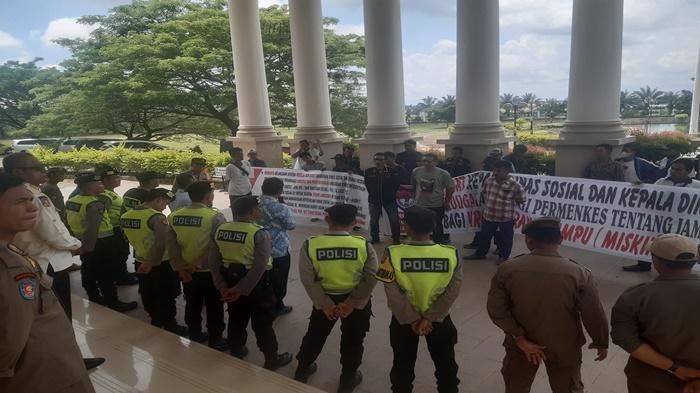 Geruduk-Kantor-Pemkab-Ogan-Ilir-Puluhan-Orang-Desak-Kadinsos-dan-Kadinkes-Dipecat.jpg