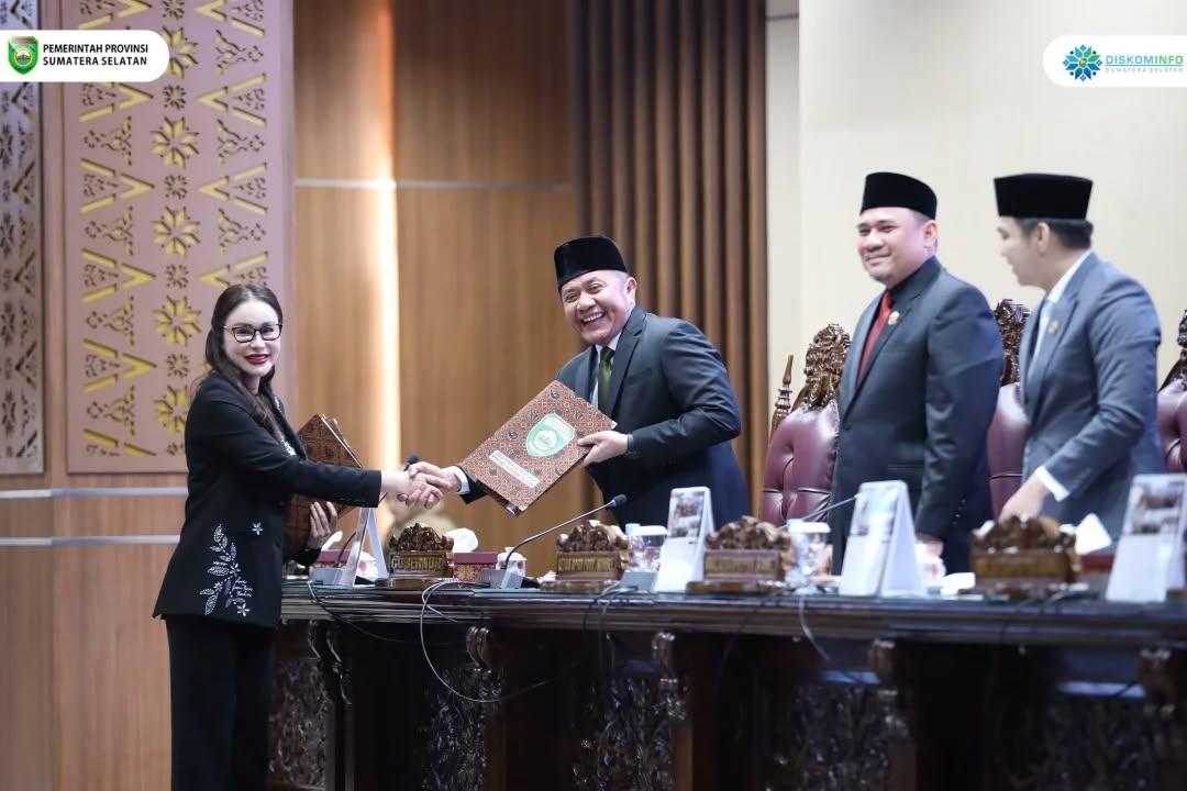 Gubernur-HD-Dengarkan-Laporan-Hasil-Pembahasan.jpg